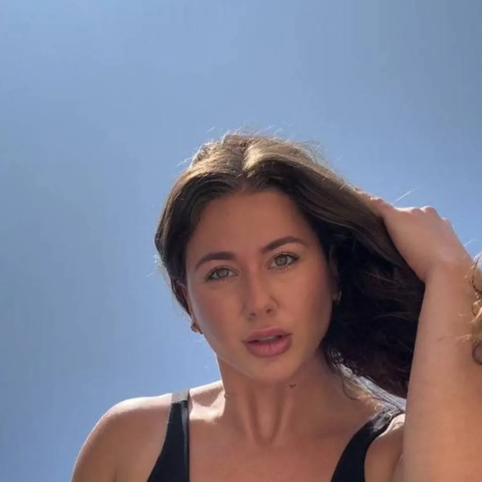 chat with ai character: giantess lexy