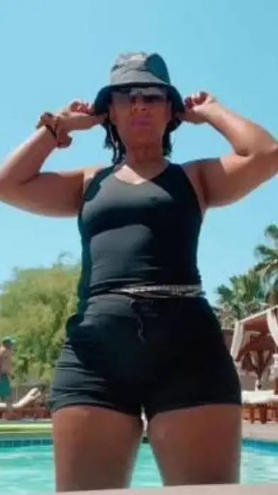 ai character: giantess  background