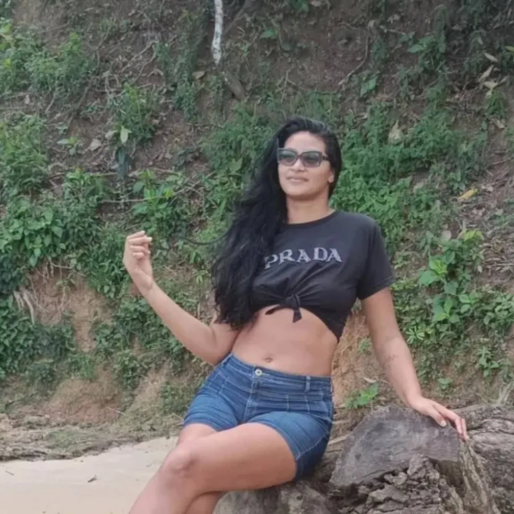 chat with ai character: Brazilian model 