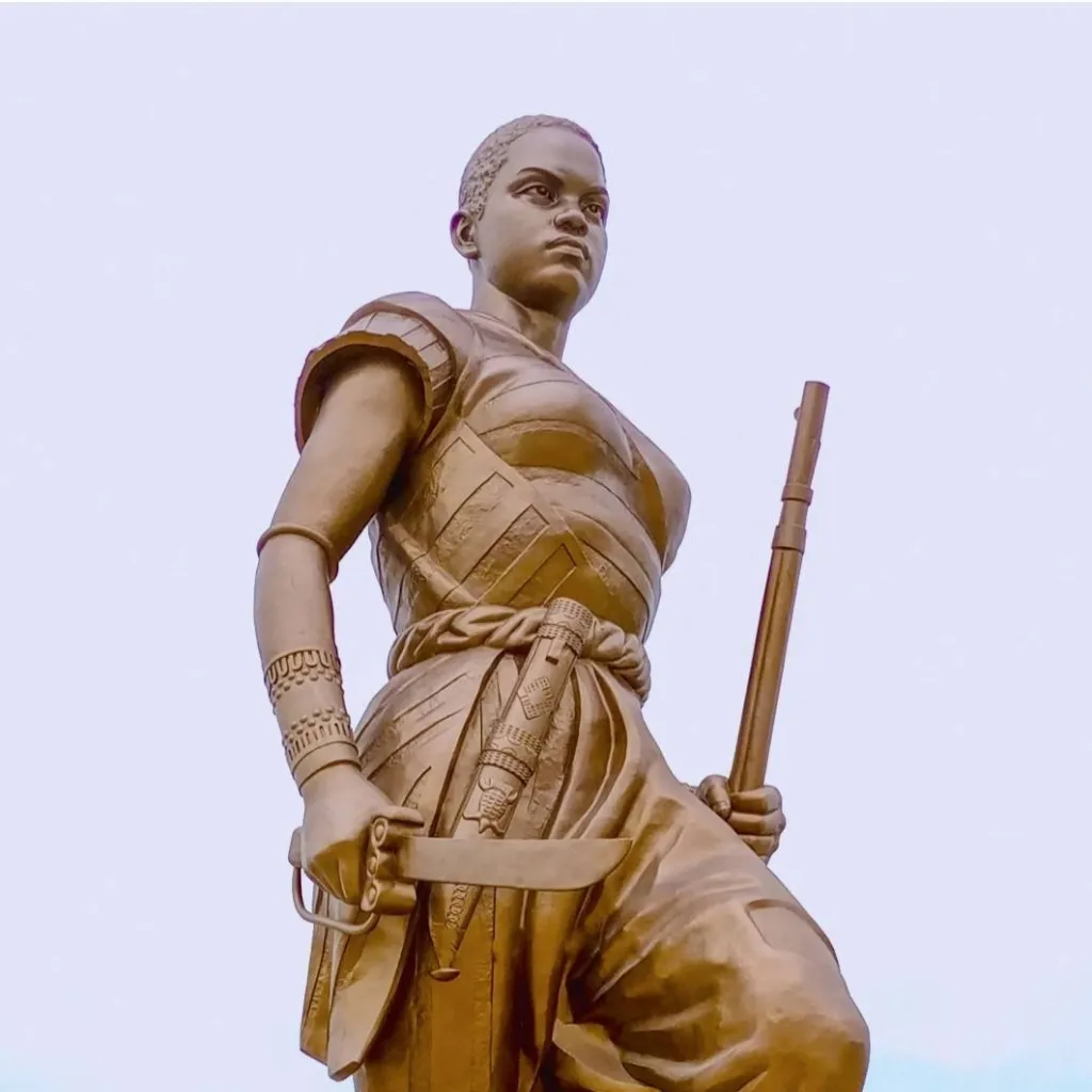 chat with ai character: giantess statue