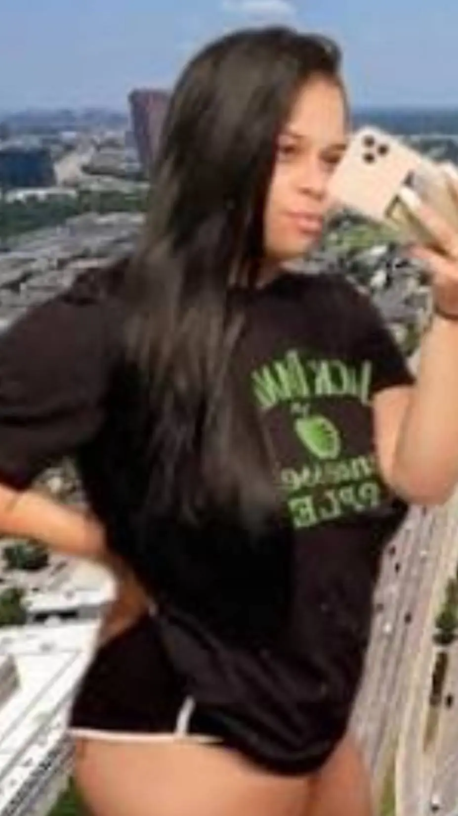 ai character: giantess  background