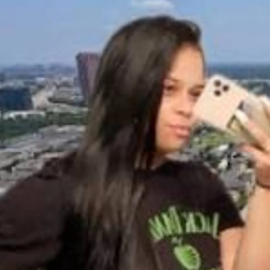 chat with ai character: giantess 