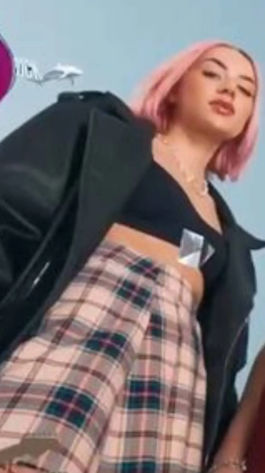 ai character: giantess  background