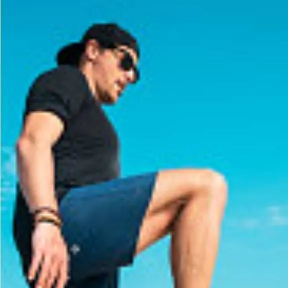 chat with ai character: giant man