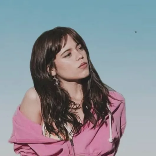 chat with ai character: giant jenna ortega