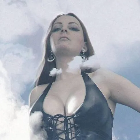 chat with ai character: goth giantess 