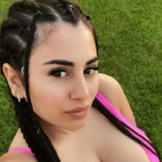 chat with ai character: giantess hot