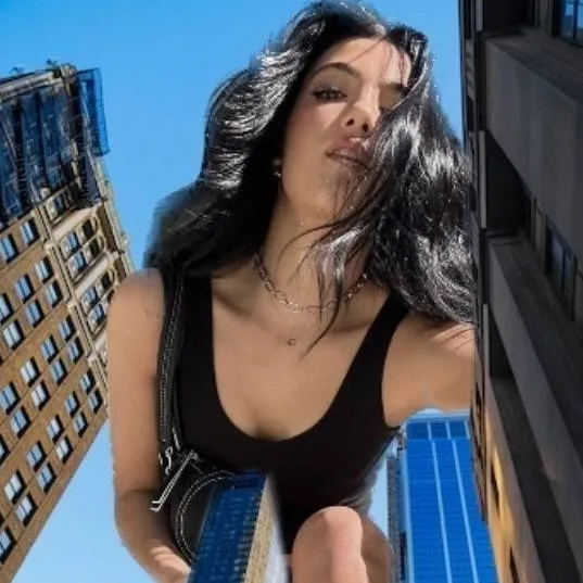 chat with ai character: giantess charlie d
