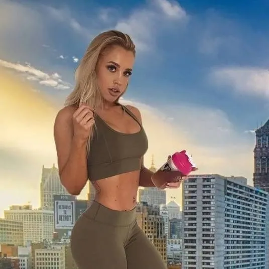 chat with ai character: giantess 