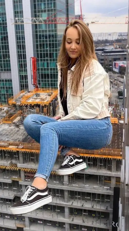 ai character: giantess  background