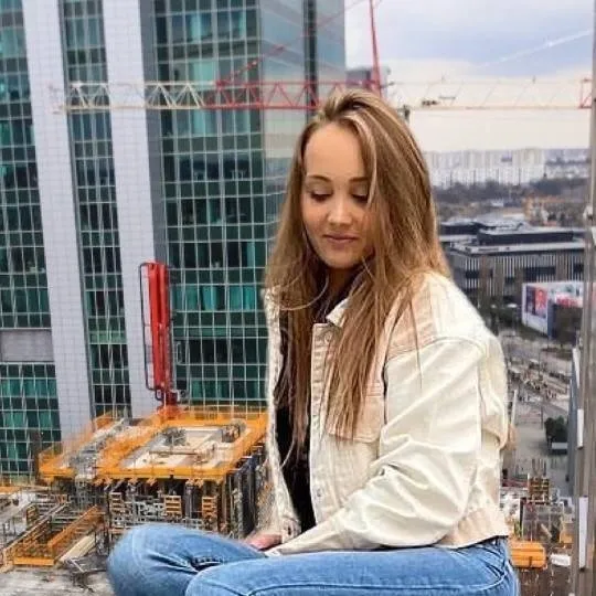 chat with ai character: giantess 