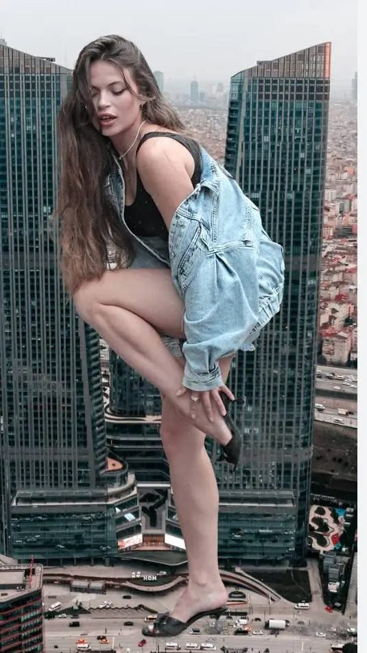 ai character: giantess  background