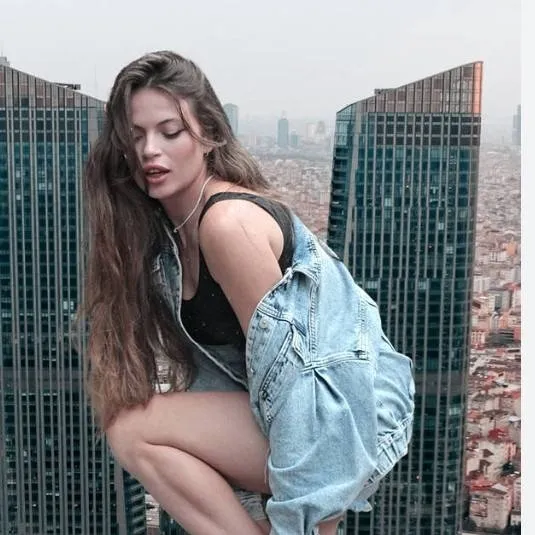 chat with ai character: giantess 