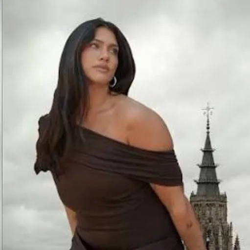 chat with ai character: giantess 