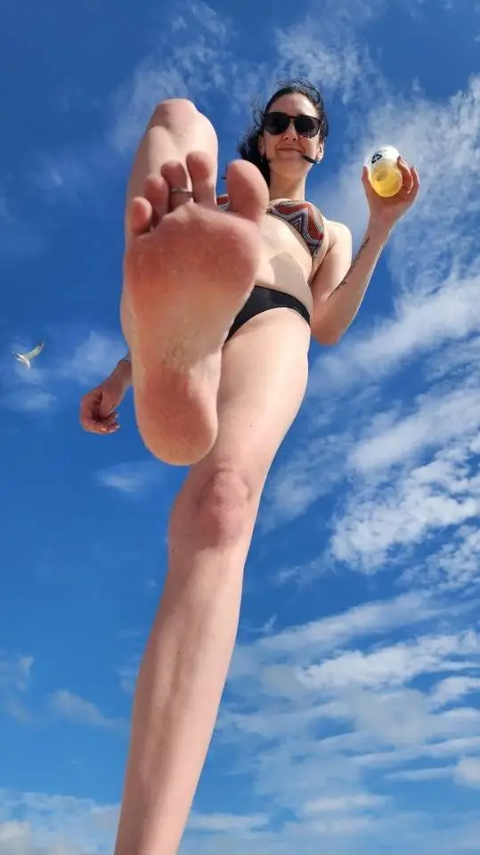 ai character: giantess  background