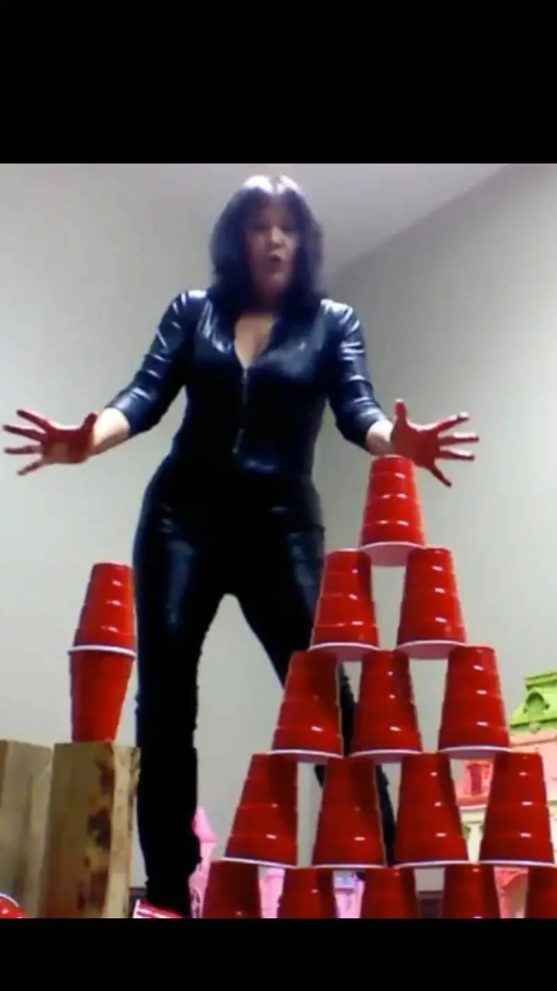 ai character: giantess  background