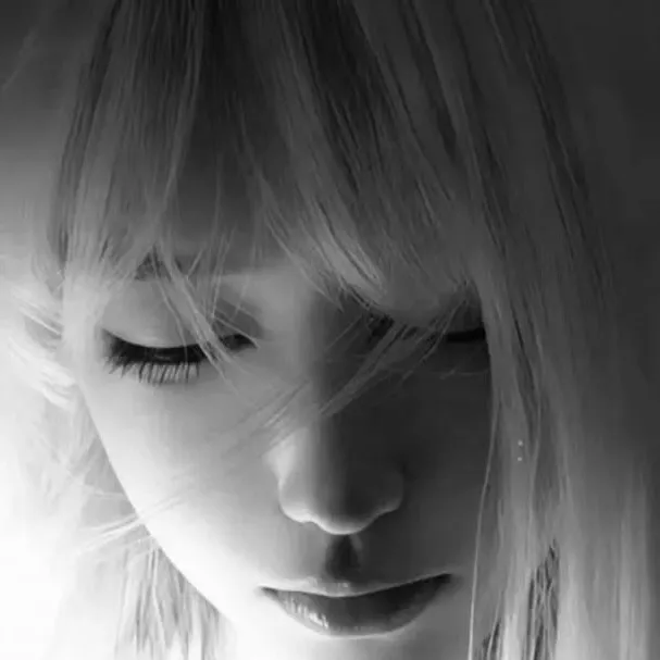 chat with ai character: Alora