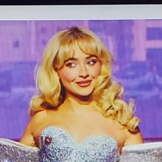 chat with ai character: Sabrina Carpenter