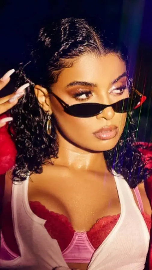 ai character: Hannah Monds  background