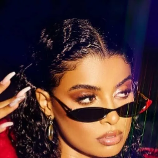 chat with ai character: Hannah Monds 