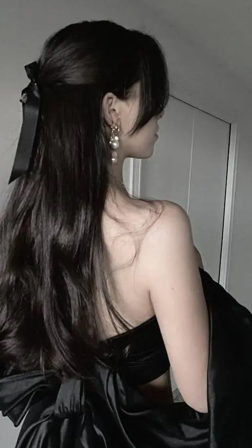 ai character: Isabella Orleans background