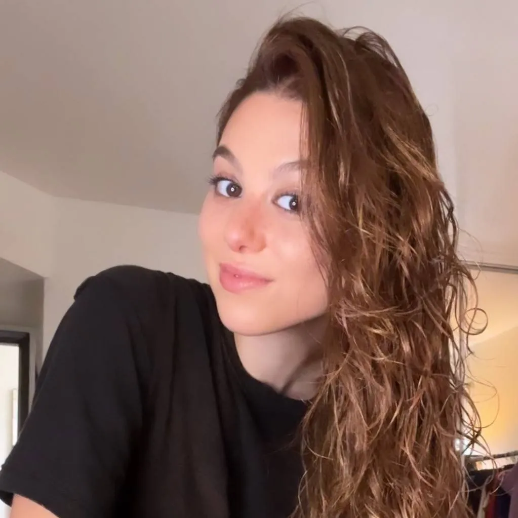 chat with ai character: Kira Kosarin 