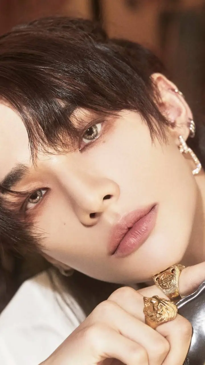 ai character: Hwang Hyunjin background