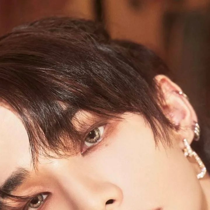 chat with ai character: Hwang Hyunjin