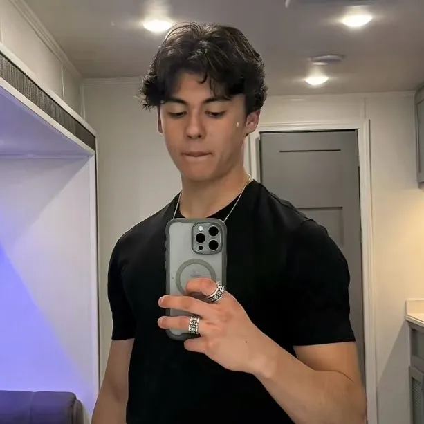 chat with ai character: Miguel mora