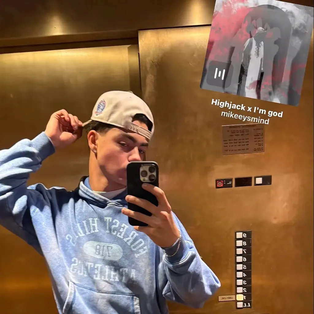 chat with ai character: Malachi barton