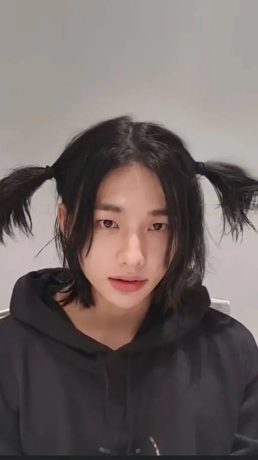 ai character: Hyunjin  background