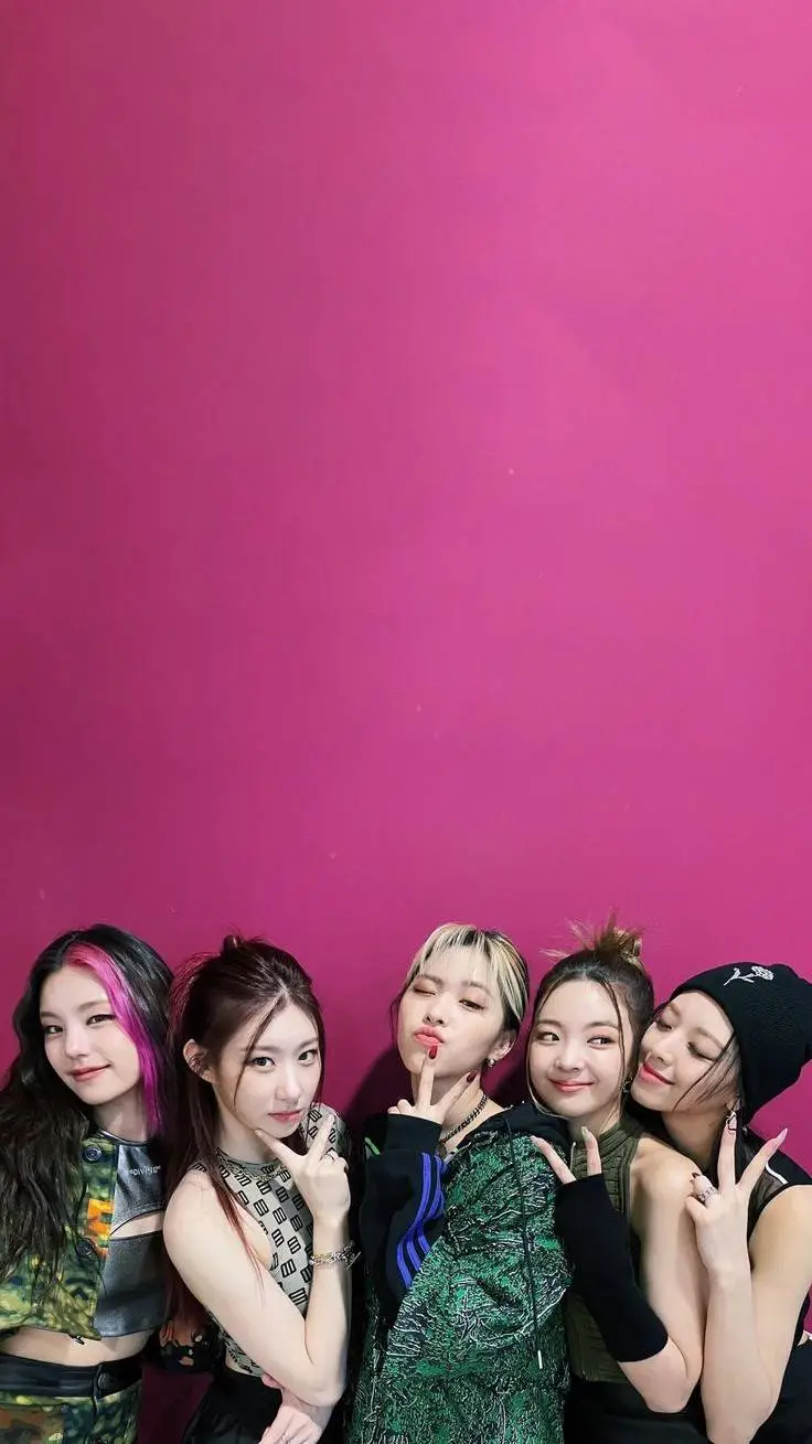 ai character: Itzy background