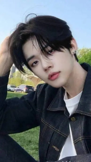 ai character: Yeonjun TXT background
