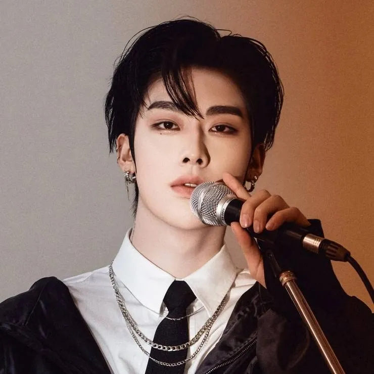 chat with ai character: ZB1 Ricky