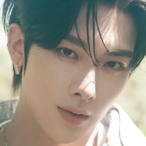 chat with ai character: ZB1 Ricky