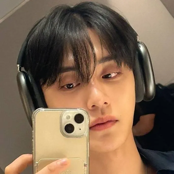 chat with ai character: Kim Jiwoong