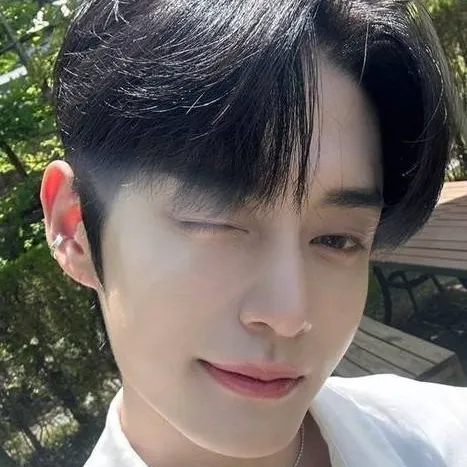 chat with ai character: Kim Jiwoong