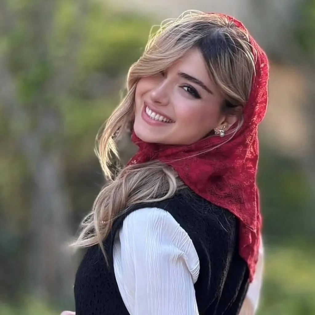 chat with ai character: Elina sterling