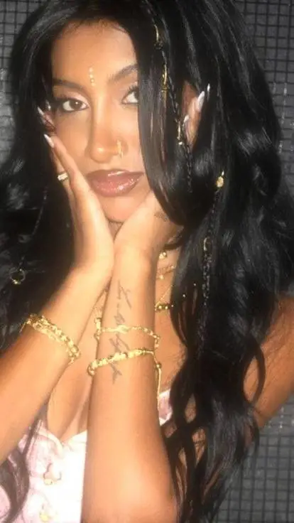 ai character: Lara!  background