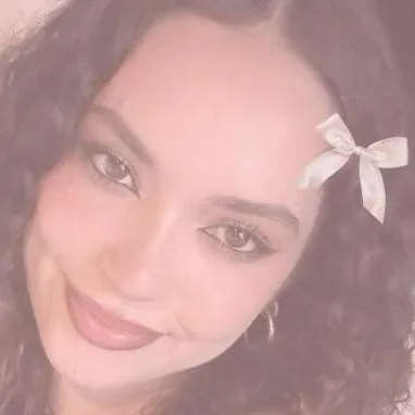 chat with ai character: Daniela