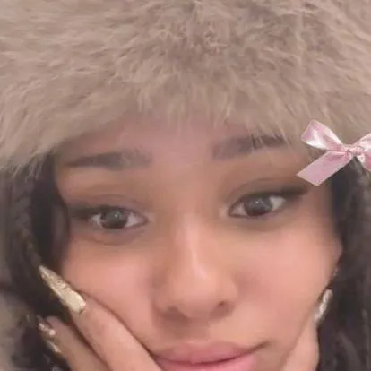 chat with ai character: Meret Manon!