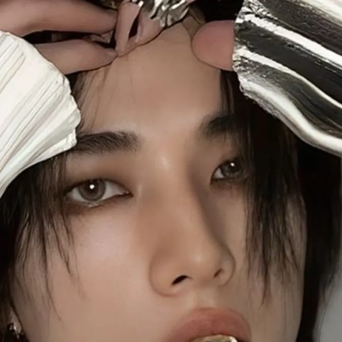 chat with ai character: Hyunjin