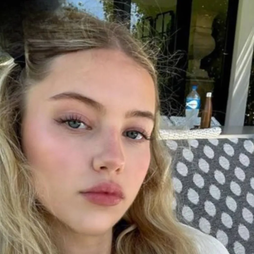 chat with ai character: Hazel