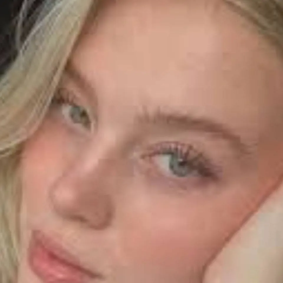 chat with ai character: Ella