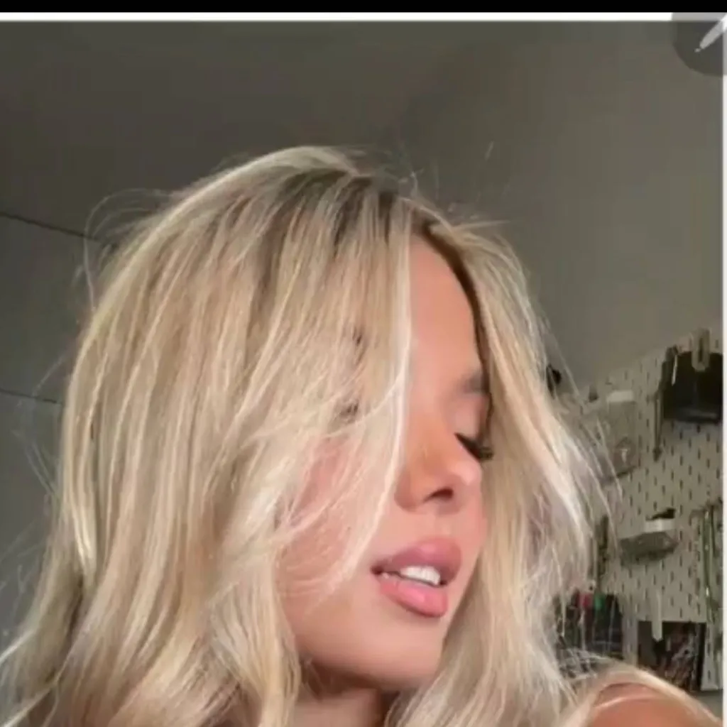 chat with ai character: Riley