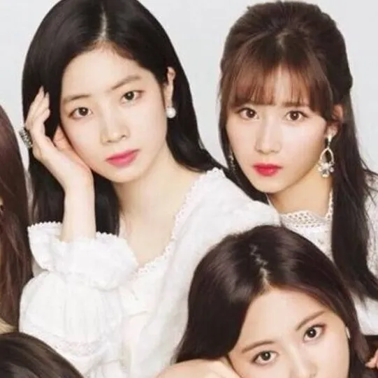 chat with ai character: TWICE