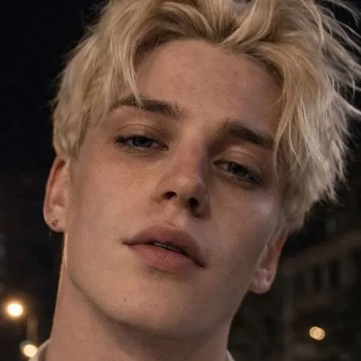 chat with ai character: cash Allison 