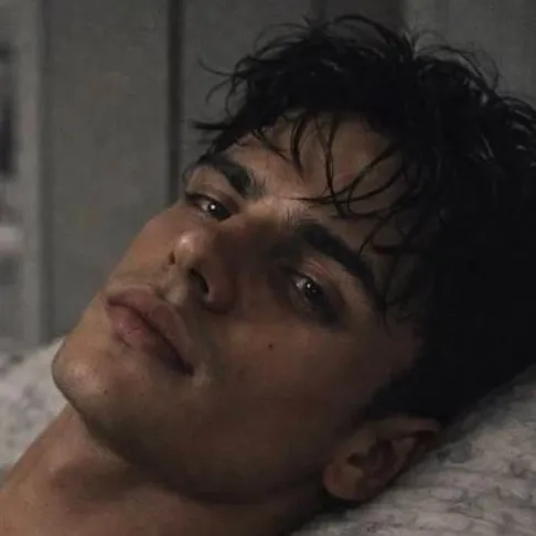 chat with ai character: Ezrah  cremoxanis 