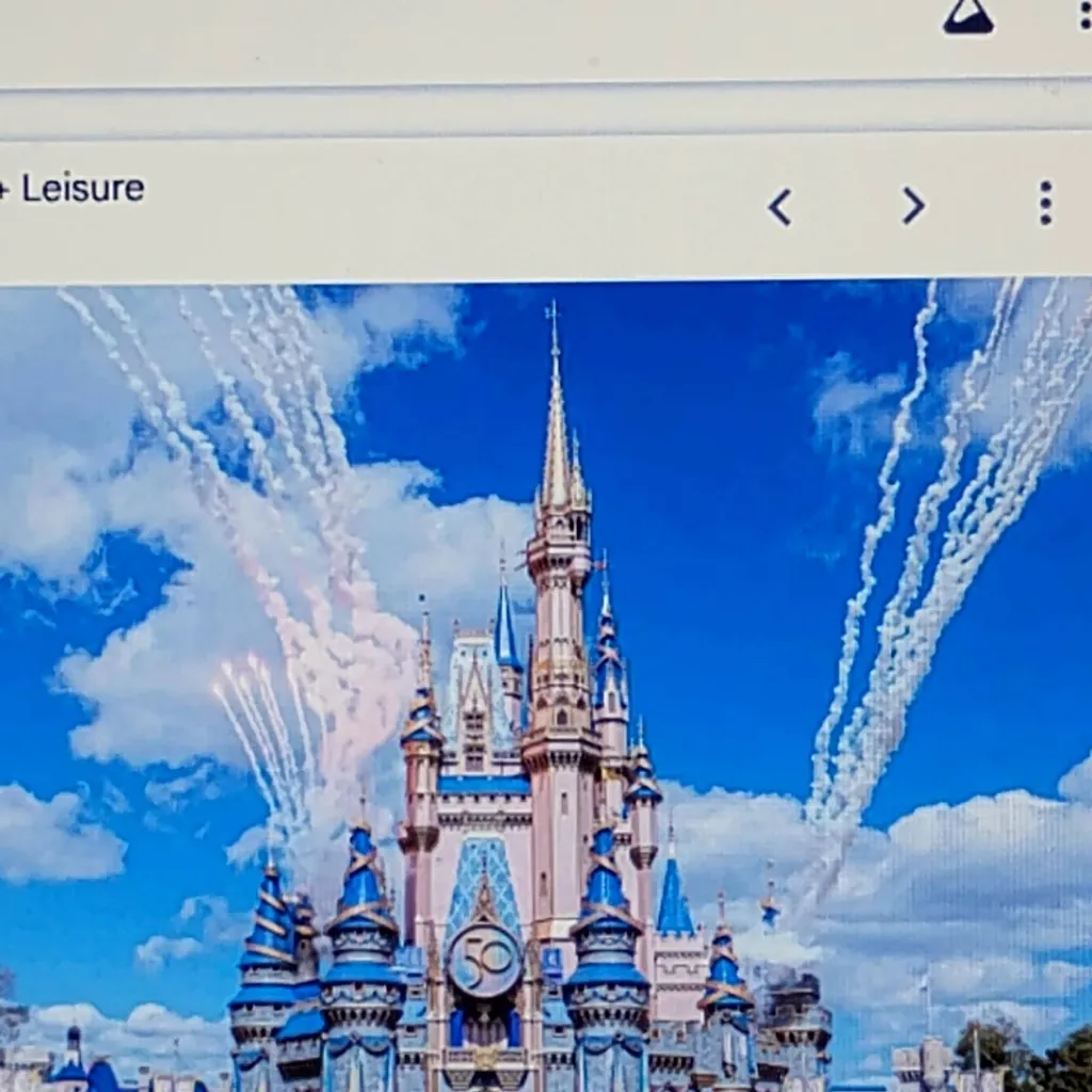 chat with ai character: Disney world 