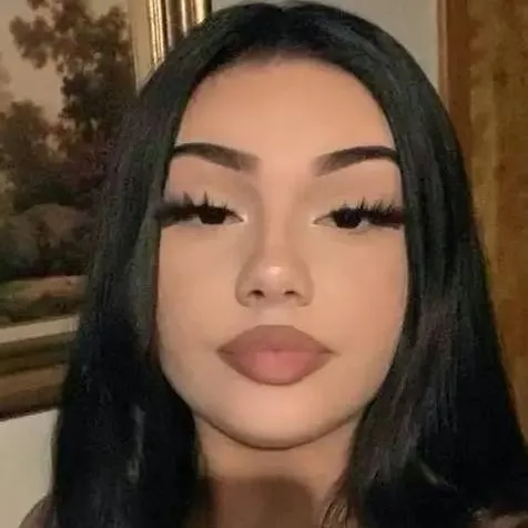 chat with ai character: Latina girl